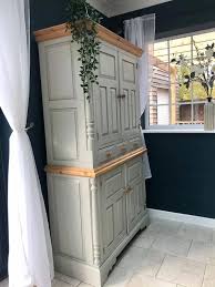 Farrow & ball) this stony off white takes its name from a 19th century skim, or plaster color, but often reminds us of childhood afternoons skimming stones. Hardwick White