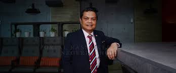 Peranan pembesar ini dialihkan daripada kepimpinan penghulu yang dilantik dalam kalangan orang minangkabau yang menduduki negeri ini semasa awal penubuhan ia. Timbalan Setiausaha Kerajaan Johor Sukma