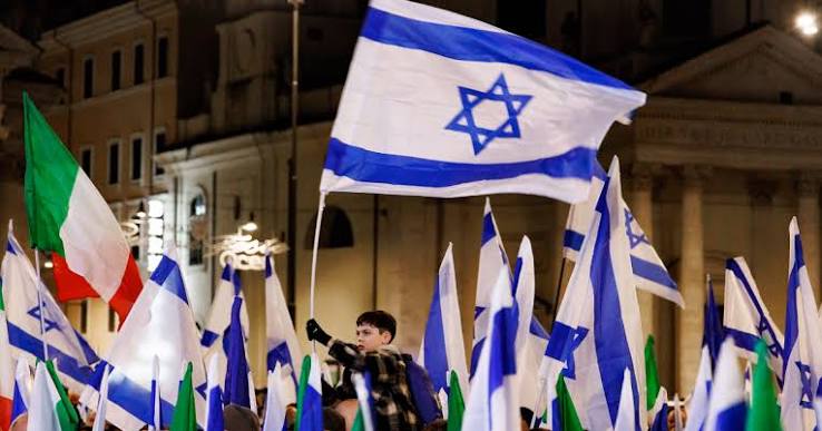 Antisemitismo, allarme in tutto il mondo per il boom degli episodi: in Italia casi quadruplicati dopo il 7 ottobre. Ma ora l'onda inizia a calare - Il Fatto Quotidiano