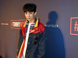 Exo по соседству exo next door. Exo S Chanyeol Reveals New Blonde Hair At Tommy Hilfiger Fall 2018 Show Allure