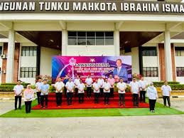 Daerah ini terletak di tenggara muar, barat daya kluang, timur laut pontian dan selatan segamat. Pejabat Tanah Daerah Batu Pahat Adun Penggaram Temui Jps Ptd Batu Pahat Usaha Selesai Jalan Bakau Chondong 83000 Batu Pahat Xasd Dar