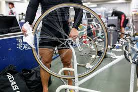 Keirin races in japan begin with the cyclists parading to the starting blocks, bowing as they enter the track and again as they position their bikes for the start of the race. Keirin The Cycling Of The Fast Samurais Sabukaru
