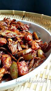 Namun juga dibuat sambal tempoyak sebagai hidangan penambah selera dengan rasa masam, manis pedas. Jering Tua Dibuat Sambal Dengan Tempe Dan Bilis