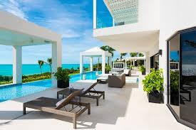 Diese exklusive villa befindet sich in einer ruhigen wohnlage und ist nur 300 meter vom see. Triton Luxury Villa Pool Pictures Reviews Tripadvisor