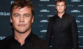 Luke Hemsworth steps out in black