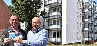 Berlin will den zusammenschluss der immobilienriesen vonovia und deutsche wohnen nutzen, um tausende wohnungen zu kaufen. Spannungsfeld Bezahlbares Wohnen Und Klimaschutz Vonovia Investiert In Neubau Und Co2 Einsparung Bei Moderater Mietentwicklung Wohnungswirtschaft Heute