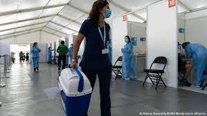El plan de vacunación estratégico nacional, gratuito y voluntario que cuenta con distintas etapas definidas en base a criterios epidemiológicos específicos, como la exposición al. Chile Se Convierte En Lider Mundial En Administracion De La Vacuna Contra Covid 19 Las Noticias Y Analisis Mas Importantes En America Latina Dw 09 03 2021