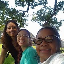 La hija que no da problemas… ¿Te toco ser esa hija? Esa que parece que todo  lo tiene resuelto, que no necesita que estén detrás de ella, que la cuiden  o le