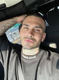 Dustin Tyler's Instagram, Twitter & Facebook