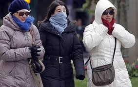 La gente abre los paraguas, la plaza queda desierta. El Dia Mas Corto La Noche Mas Larga 21 De Junio Comienza El Invierno