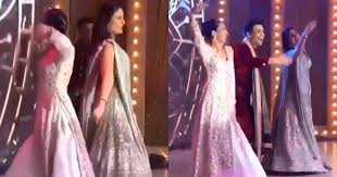 A video of kareena kapoor khan with karisma kapoor and karan johar dancing to bole chudiyan at armaan jain's wedding is going viral. Karisma Kapoor And Kareena Kapoor Recreate Bole Chudiyan At Armaan Jain Wedding