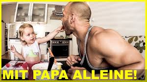 Natürlich stellt sich als reisegefährtin, im quasi allerletzten augenblick, die neue seelenfreundin ein, und ein weiterer film über beider reise könnte. Die Wichtigsten Papa Phasen Die Zeit Wenn Nur Der Papa Zahlt Netpapa