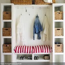 Garderobenschrank In Weiss Mit Aufbewahrungskorben Home Interior Decor