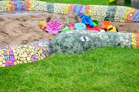 Eine Mosaik Schlange Als Sandkasten Hausbau Garten Diy Inspirationen Baby Kind Und Meer Kinder Basteln Garten Sandkasten Mosaik