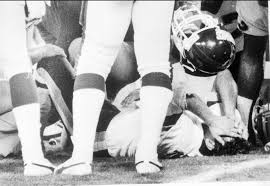 Smith, the redskins quarterback, was injured and carted off the field in the third quarter of the game against the texans. Alex Smith S Gruesome Injury Gives Joe Theismann A Bad Flashback The New York Times