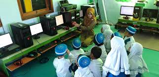 (8 jam 10 menit) time series: Asiknya Belajar Komputer Siswa Siswi Di Lab Komputer
