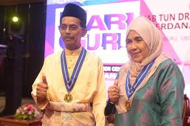 Pī néeng) adalah sebuah negara bagian di malaysia yang terdiri dari dua wilayah yaitu wilayah pulau pinang disebelah barat dengan luas 293km² dan wilayah timur yang terletak disebelah pantai barat. Moe Cikgu Nawi Diumum Tokoh Guru Kebangsaan Dato Asariah Tokoh Kepimpinan Pendidikan Kebangsaan