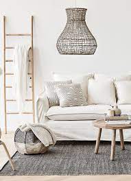 Natur Pur Das Sofa In Creme Bringt Dieses Wohnzimmer Zum Strahlen Akzente Aus Naturlichem Holz Jute Und Rattan So Wohnzimmer Weiss Wohnzimmerentwurfe Zimmer