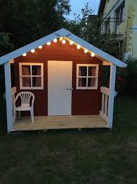 Selbst Gestaltetes Kinder Haus Angestrichen In Schwedisch Rot Und Weiss Kinder Spielhaus Garten Spielhaus Garten Haus Fur Kinder
