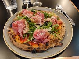 2 Pizze Differentes Aussi Bonnes L Une Que L Autre Mon Mari Aime Bien Quand Il Y A Du Jambon Cru Et De La Roquette Je La Prefere Toute Simple Je Trouve Que C Est