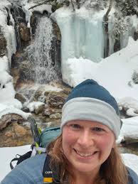 This water balloon igloo is too cool. Fun idea for snowy weather.