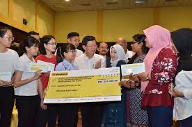 Mereka mendapat tawaran untuk semua ipta, 20 universiti awam dan politeknik. Bantuan Pendaftaran Ke Ipt Sebagai Penghargaan Kepada Ibu Bapa Dan Pelajar Ketua Menteri Buletin Mutiara