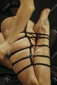 Soumission Jambes De Femme Esclave Liées Dans Un Style De Mode Érotique  Corde Shibari Kinbaku Nœud De Bondage Japonais. Bdsm Sadomasochisme  Maîtresse Maîtresse Fétiche Dominant Punition Flagellation Sadisme  Masochisme Concept. Banque DImages