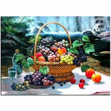 Mengejutkan wanita tercinta dengan menyampaikan bakul buah yang sihat, aromatik dan menarik. Gambar Buah Buahan Keranjang