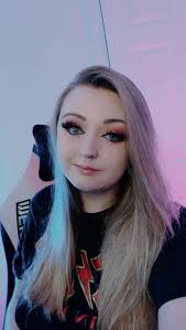 Hey everyone I'm streaming rainbow six siege my goal is to have 6 viewers  in my stream chating with me come and hangout in the stream