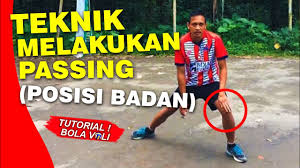 Adalah service dengan awalan bola berada di tangan yang tidak memukul bola. Teknik Passing Bawah Posisi Badan Tutorial Bola Voli Youtube