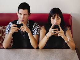 Resultado de imagen para personas utilizando celular