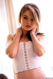 Sexy Lexie Fox Strips and unveils her Hot Body 16 photos