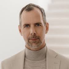 Als je denkt dat je het beter kan, laat maar zien dan. Dus startte ik m'n  eigen bedrijf. Met m'n vrouw (durf jij dat ook?) “Je bent weer lekker  eigenwijs” "Je kan