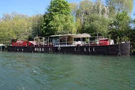 La compagnie quai 55 propose la location de péniches pour l'organisation d'évènements particuliers (mariages, anniversaires…) jouissez de l'un de nos bateaux péniches et surprenez vos convives avec la location d'une salle de réception atypique au cœur de paris sur la seine ! Habiter Sur L Eau Les Regles A Suivre