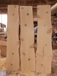 羅漢柏 hiba 學名 thujopsis dolabrata 柏科羅漢柏屬羅漢柏 アスナロ 漢字為 翌檜 明日檜 是日本特有的樹種 分布於本州 四國和九州 特別是在東北北部的天然林 關東北部和木曾地區最多 過去是木曾五木之一 受到禁伐的保護 羅漢柏在不同的地方有不同的