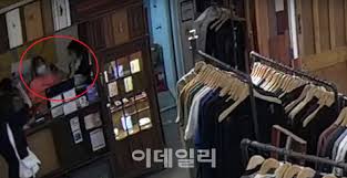 오늘아침 뉴스에 보니 옷가게 매장에서 여직원을 폭행한 주인공이 벨기에 대사 부인이라고 하던데.인종차별로 유명한 나라의 대사부인께서 몸소 벨기에 스타일을 제대로 보여주었네요. Zecztvcyeliunm