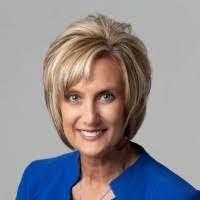 Elizabeth Rumph's Instagram, Twitter & Facebook