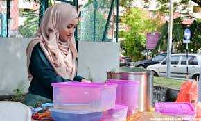 Siti hajjar yang membuka gerai 'nasi lemak anak dara' di kawasan perumahan seksyen 7 shah alam ini semakin mendapat perhatian orang ramai. Malaysiakini Gadis Nasi Lemak Anak Dara Diganggu Panggilan Lucah