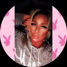 Amber Edgington's Instagram, Twitter & Facebook