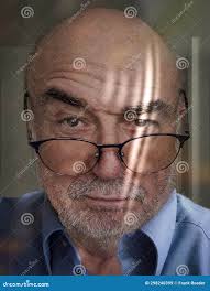 Anciano Con Gafas En La Nariz Imagen de archivo