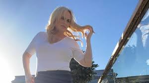 Rebel wilson shows off raunchy cheerleader dance and bungled tan line on senior year set close. Ja Hallochen Posiert Rebel Wilson Heisser Als Je Zuvor Promiflash De