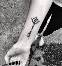 This tattoo is widely carried by wrestlers, militants, paranormal experts etc. 32 Must See Skeleton Key Tattoo Designs Tattooblend