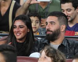 Barcelonalı futbolcu arda turan, sevgilisi aslıhan doğan'dan ayrıldığını, instagram'ının hikaye bölümünden paylaştığı bir metinle açıklamıştı. Aslihan Dogan Eski Sevgilisi Arda Turan Ile Barismak Istiyor Temiz Magazin