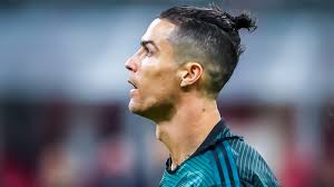 Haar zopf fotos imago images. Cristiano Ronaldo Zeigt Seine Lockenpracht