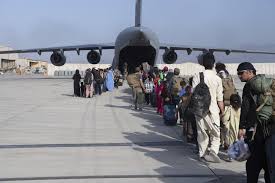 Am flughafen von kabul hat sich am donnerstagabend eine explosion ereignet. 74a9uw2o7hbqam