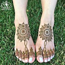 Kamu bisa meminta desain tertentu agar sesuai dengan keinginanmu. Gak Cuma Tangan 10 Model Henna Kaki Ini Juga Terlihat Keren Dailysia