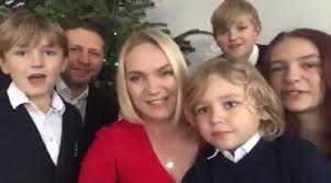 Dominika chorosińska (41 l.) karierę zaczynała jako aktorka, jednak z czasem poczuła zamiłowanie do polityki, dlatego dziś jest posłanką na sejm. Dominika Chorosinska Home Facebook