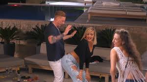 Temptation island filming has been postponed after a surge of concerns about covid led them to backtrack the 'temptation island' filming in maui now postponed. Erwischt War Temptation Island Mike Mit Gina Unterwegs Promiflash De