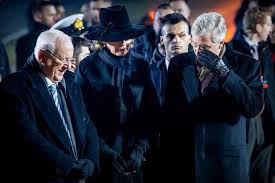 Green's selfie at the memorial to the murdered jews of europe initially included the caption: Royals News Bewegende Fotos Von Kate William Co Am Holocaust Gedenktag Gala De