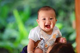 Otak bayi umur 6 bulan sudah semakin responsif dan mampu mengenali lagu yang sering diperdengarkan. Perkembangan Bayi 6 Bulan Si Kecil Sudah Bisa Apa